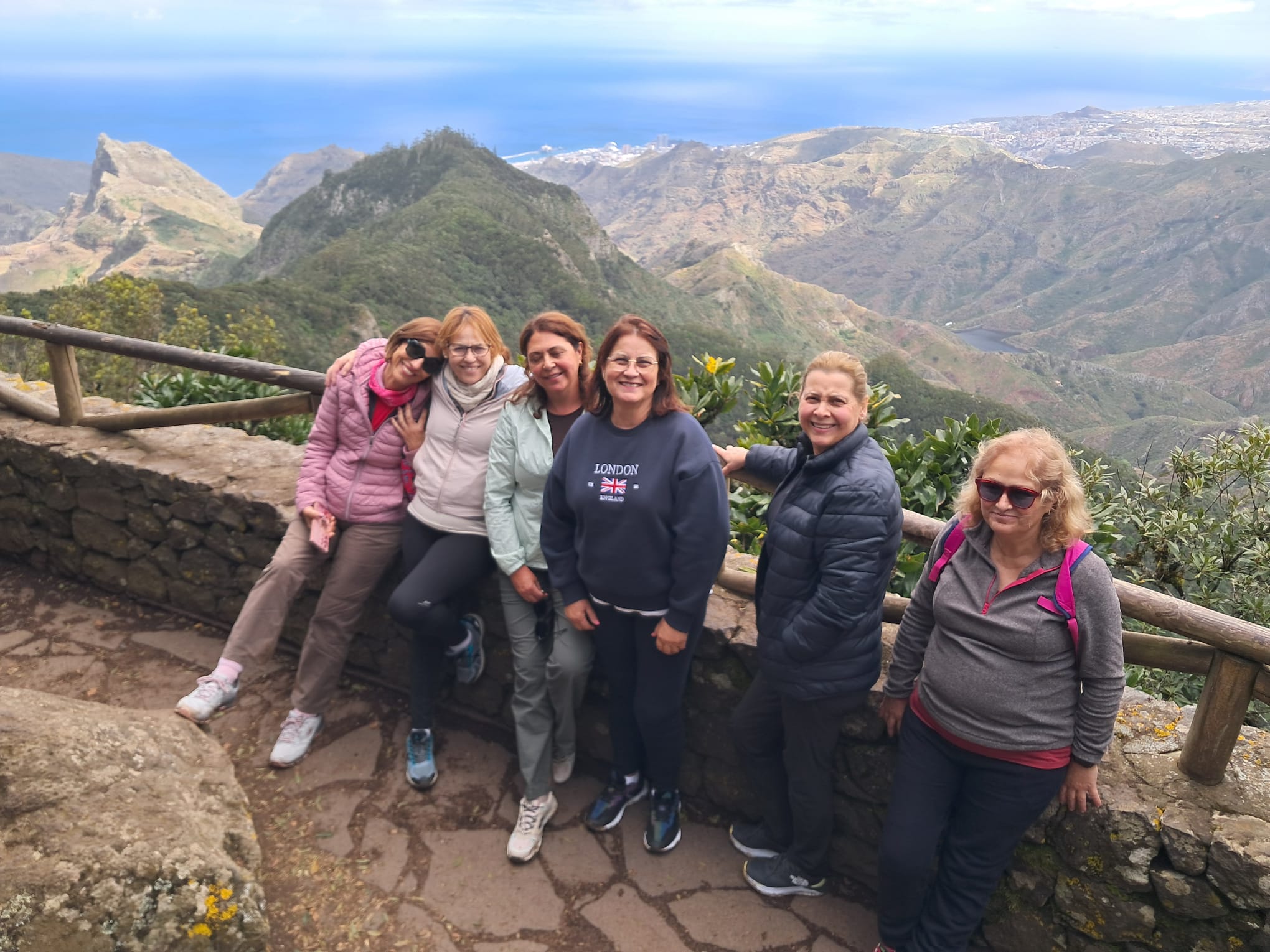 Grupo en un mirador de las montañas de Anaga