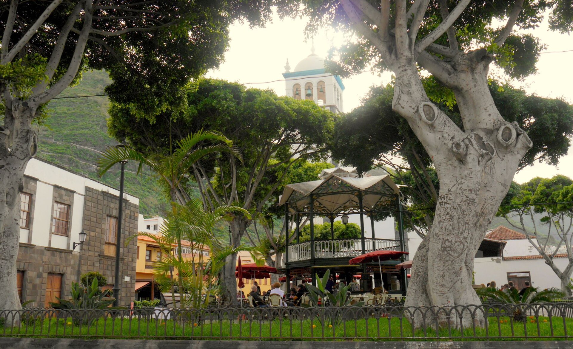 Plaza arbolada de Garachico con su iglesia al fondo, norte de Tenerife