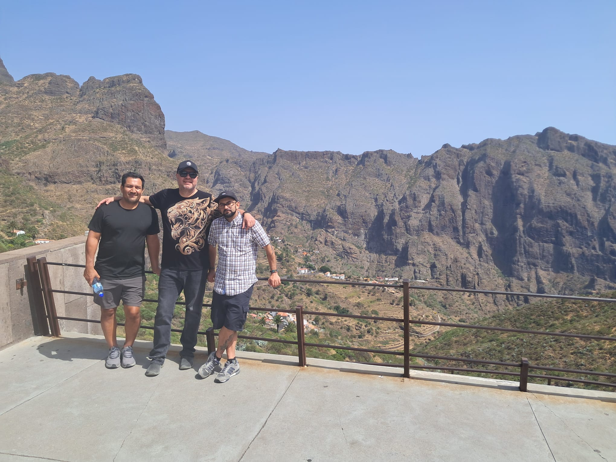 Grupo en un mirador de Masca con el macizo de Teno al fondo