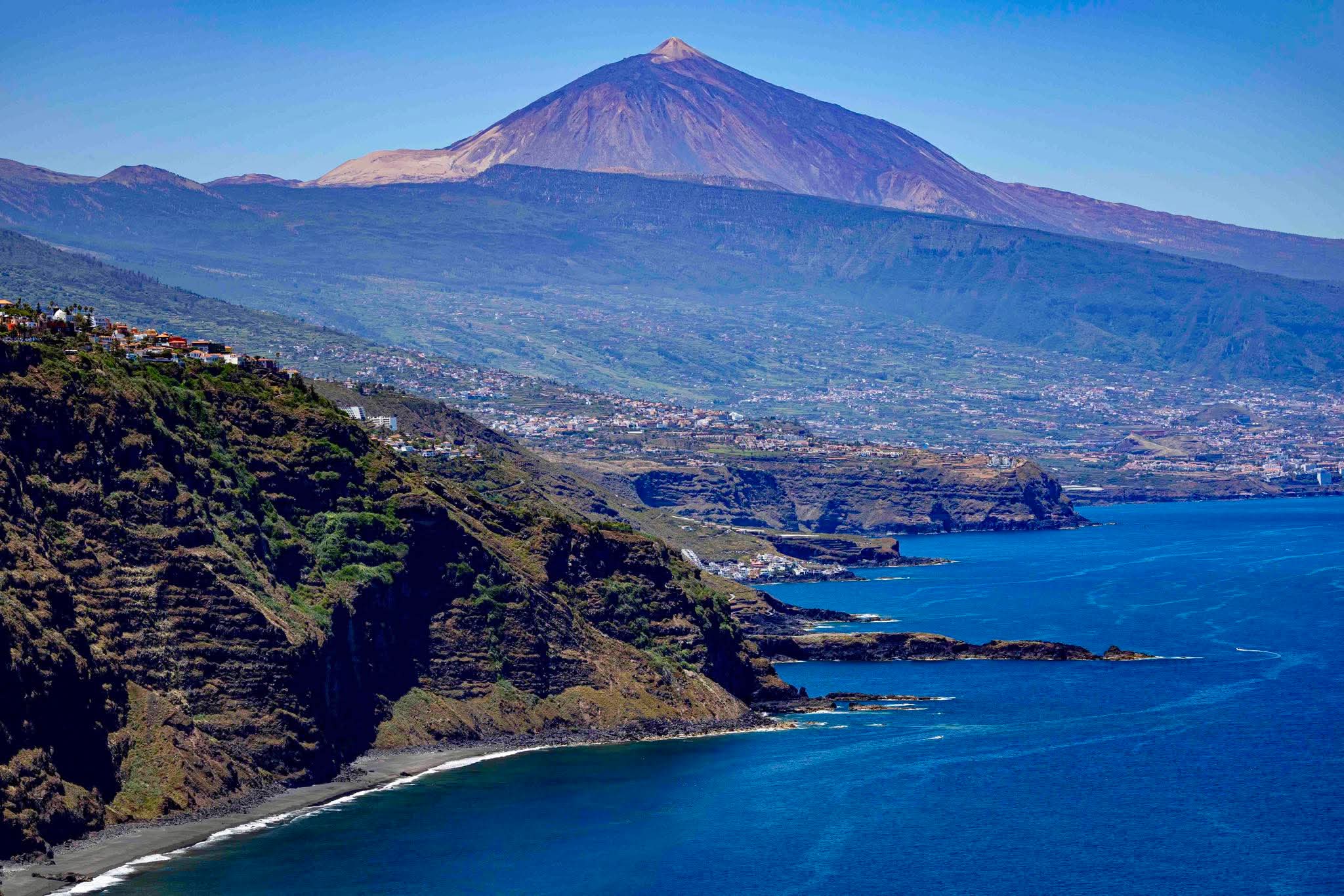 Vista de la costa de Tenerife con el Teide al fondo