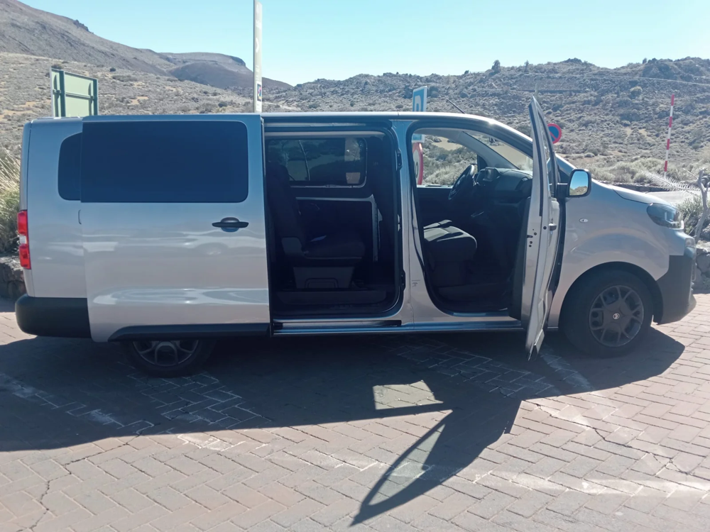 Furgoneta de Time Travelers Tenerife con acceso lateral abierto