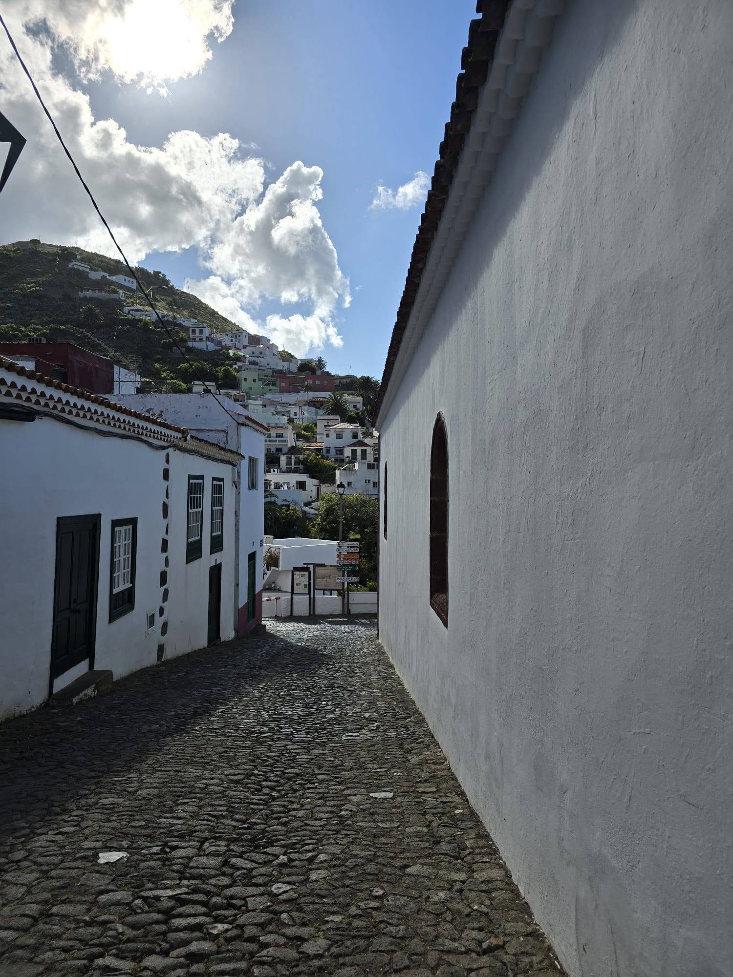 Calle tradicional y paisaje urbano durante la vuelta a la isla